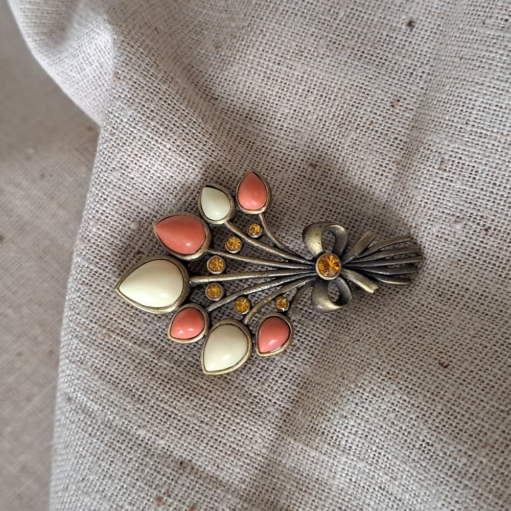 Elegant Floral Bouquet Brooch with Cream and Coral Jewel Accents - Picture 4 of 5